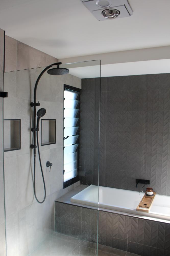 Modern shower and bath at Waterside Escape