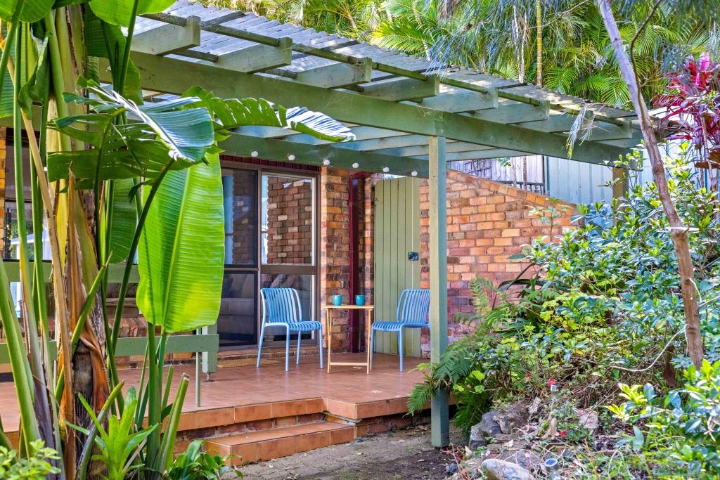 Beachside holiday rental in Port Macquarie with swimming pool, modern amenities, and spacious outdoor entertaining area. Short drive to Flynns Beach. Perfect coastal getaway for families and couples.