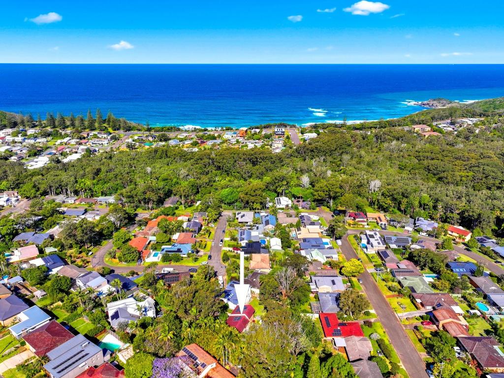 Beachside holiday rental in Port Macquarie with swimming pool, modern amenities, and spacious outdoor entertaining area. Short drive to Flynns Beach. Perfect coastal getaway for families and couples.