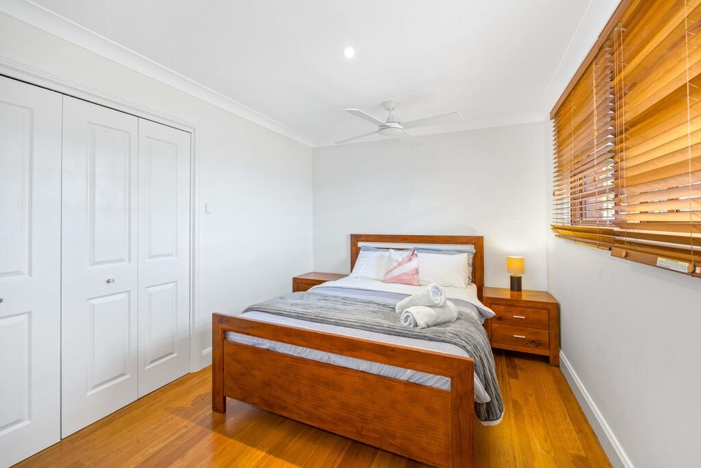 Second bedroom with queen bed. Illalangi