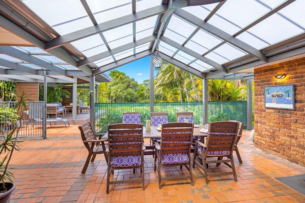 Outdoor dining with BBQ overlooking swimming pool. Illalangi