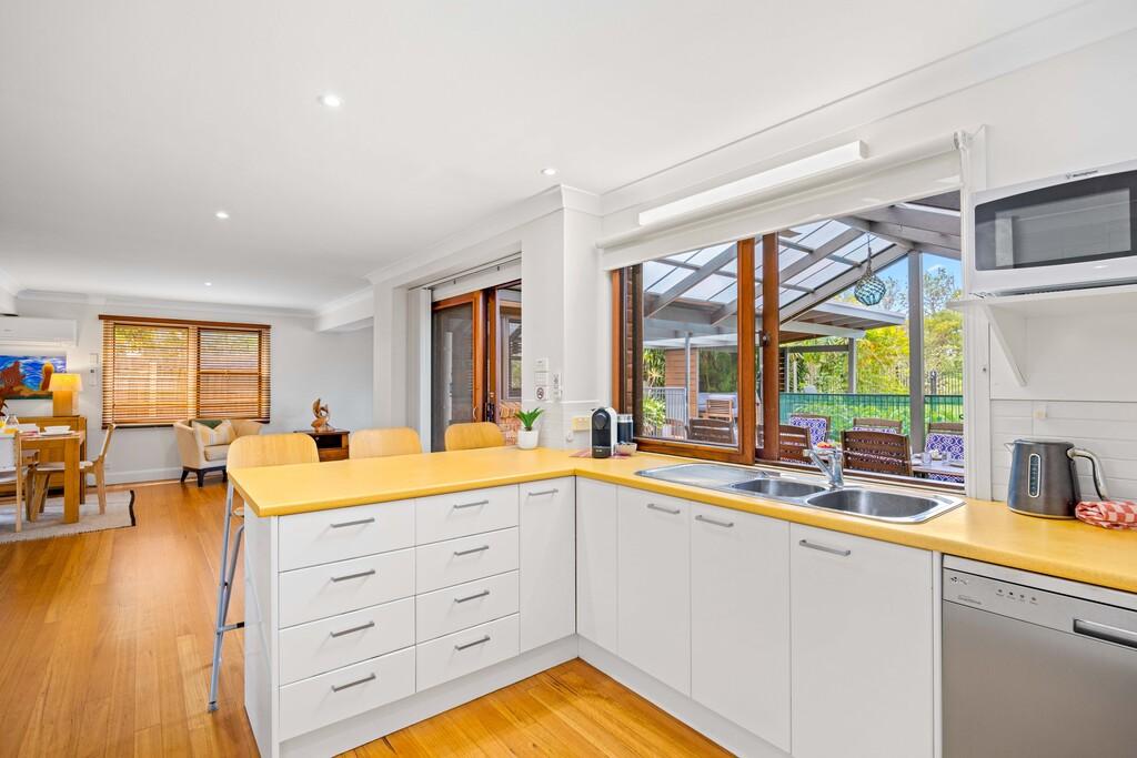 Full kitchen overlooking outdoor dining and swimming pool. Illalangi